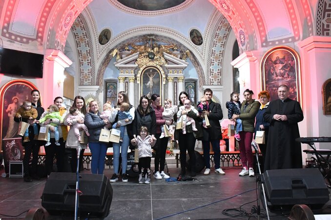 Tavaly szeptembertől az idei búcsúig összesen 17 gyermeket kereszteltek meg a szenttamási templomban (Paraczky László felvétele)