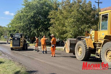 Folynak a munkálatok Bácskeresztúr főutcáján (Fotó: Paraczky László)