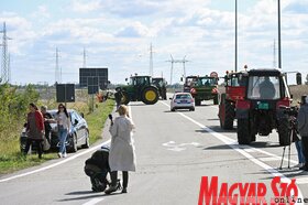 Traktoros útlezárás Szabadkánál