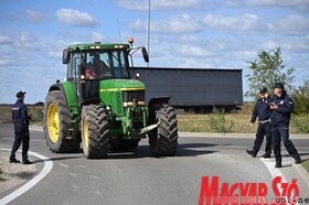 Traktoros útlezárás Szabadkánál