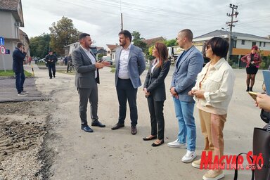 Mladen Zec és Aleksandar Sofić a temerini önkormányzat képviselőivel együtt járta végig a leaszfaltozott utcát (Fotó: Tóth D. Lívia)