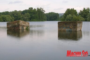 A Sodrossal szemben 2006-ban még állt a Két Kő (Buzás Mihály felvétele)