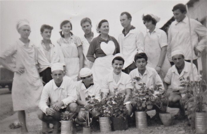 A tábori konyha személyzete Đevđelijában 1962-ben. Beszélgetőtársunk balról a harmadik  (Radišić Mária archívumából)