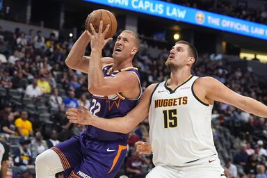 A phoenixi center Mason Plumlee tör kosárra Jokić mellett (Fotó: Beta/AP)