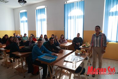 A diákok érdeklődve hallgatták az előadást (Fotó: Vidács Hajnalka)