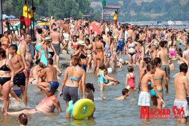 Forró, 40 Celsius-fok körüli kánikulában néha 12-13 ezren is megrohamozzák a fürdő- helyet (Fotó: Ótos András felvétele)