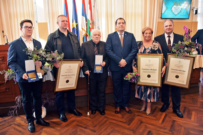 A díjazottak Fejsztámer Róbert magyarkanizsai polgármestertől vehették át az elismeréseket (Gergely Árpád felvétele)