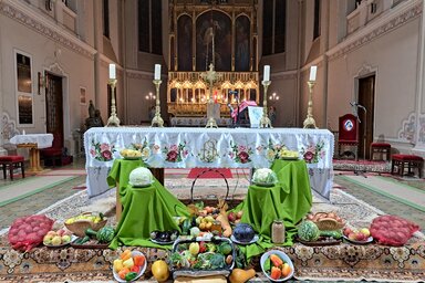 Az oltárnál maradt terményt, gyümölcsöt jótékony célokból a Caritas szervezet gondjára bízták (Topolyai Plébánia)