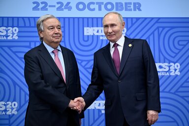 António Guterres és Vlagyimir Putyin kézfogása (Fotó: AP via Beta)