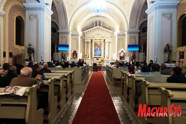 Különleges akkordokkal és szép számú közönséggel telt meg az impozáns templomi tér (L. Móger Tímea felvétele)