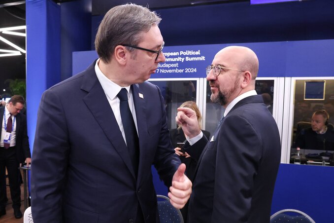 Aleksandar Vučić és Charles Michel az egyik kerekasztalról a másik felé útközben (Fotó: Beta/Európai Bizottság)