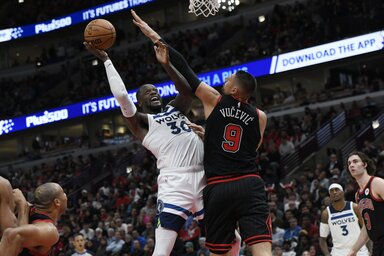 Julius Randle és a montenegrói Bulls-center Nikola Vučević légipárbaja (Fotó: Beta/AP)