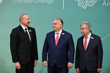 Ilham Aliyev azerbajdzsáni elnök, Orbán Viktor miniszterelnök és António Guterres ENSZ-főtitkár az ENSZ 29. nemzetközi éghajlatváltozási konferenciáján (Fotó: MTI/Azertac)