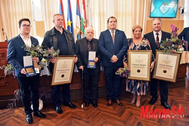 A Pro Urbe Érdemérem átvétele után a többi díjazottal és a polgármesterrel (Gergely Árpád felvétele)