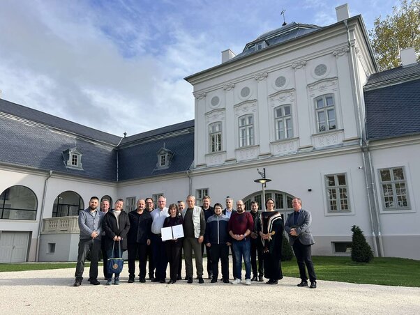 A geszti lelkészkonferencia résztevői a díj kézbesítése után a Tisza-kastély előtt (Csányi Erzsébet archívuma)