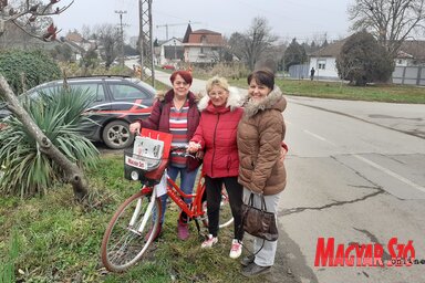 Fuszkó Mária meghatódottan vette át a vadonatúj bringát (Fotó: Fúró Dénes felvétele)