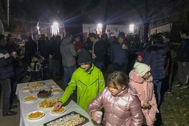 A december ötödikei felsőhegyi „ablaknyitáson” a szervezők finom falatokkal várták az érdeklődőket (Fotó: Kaszás Ibolya)