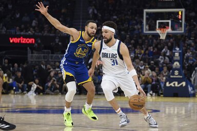 Korszakos csapattársak különböző mezben: Steph Curry védekezik Klay Thompsonon (Fotó: Beta/AP)