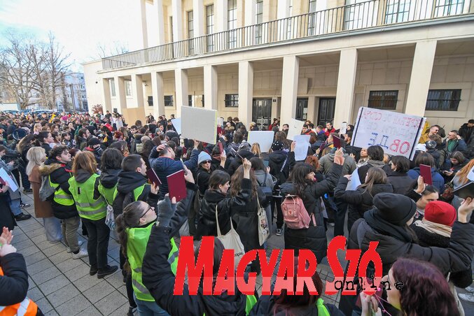 Az egyetemisták az ülés idején a parlament és a kormány közötti téren tüntettek (Ótos András felvétele)