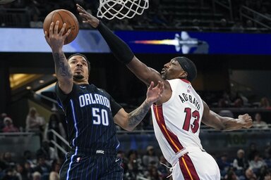 A Miami-center Bam Adebayo próbálja blokkolni Cole Anthonyt, aki 35 ponttal az orlandói fordítás vezére volt (Fotó: Beta/AP)