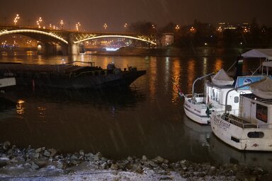 A balesetben két személyhajó és a Budapesti Közlekedési Központ (BKK) Jászai Mari téri kikötője is megrongálódott (Fotó: MTI)