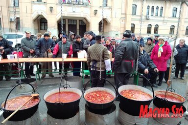 Magyarkanizsán mindenkinek jutott halászlé (Fotó: B. Jenei Klementina)