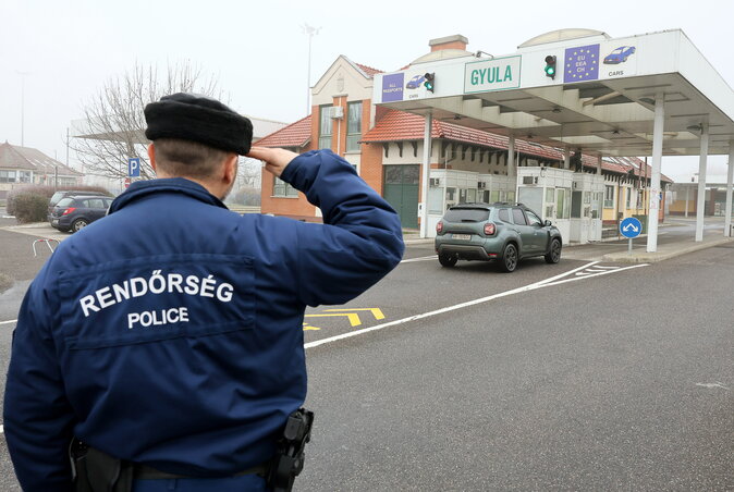 Szabad határátlépés Romániába Gyulánál (Fotó: MTI)