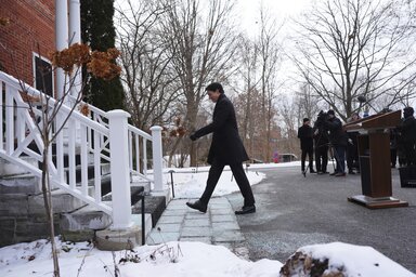 Justin Trudeau távozóban az ottawai Rideau Cottage előtt tartott sajtótájékoztatóról, amelyen bejelentette pártelnöki és kormányfői posztjáról való lemondását (AP via Beta)