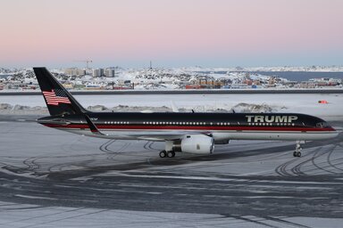 Az ifjabb Donald Trumpot szállító gép a kedden landolt Grönland fővárosában, Nuukban (Scanpix via AP/Beta)