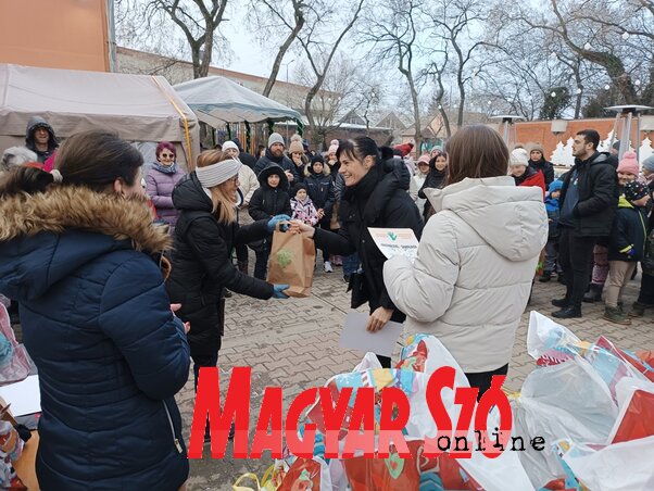 A Családfa civil szervezet Fénylő adventi ablakok résztvevőinek megajándékozása a koripálya mellett (Kazinczy Paszterkó Diana felvétele)