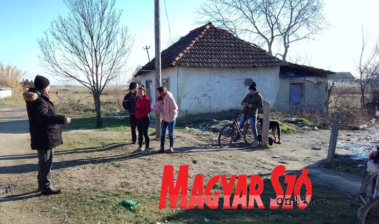 Tibor pokazuje kuću na Horgošu u kojoj živi njegov deda sa unucima i nadaju se da će kuća uskoro izgledati drugačije (fotografija BJK)