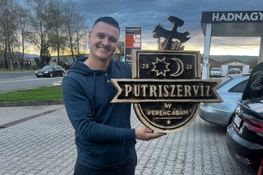 Ádám Ferenc a Putriszerviz-logóval (Ádám Ferenc/Putriszerviz)