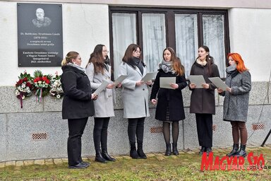 A Tiszagyöngye Művelődési Egyesület Tiszácska leánykara (Fotó: Gergely Árpád felvétele)