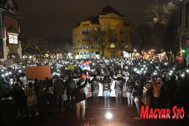 A tüntetésre szinte teljesen megtelt a központi tér (Fotó: Molnár Edvárd felvétele)