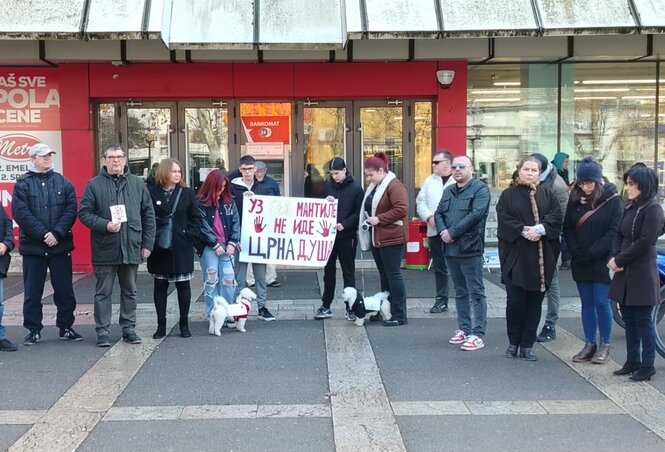 Hétfőn mintegy negyvenen tartottak csöndes tiltakozást a város központjában (Tóth Péter felvétele)