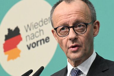 Friedrich Merz, a CDU/CSU kancellárjelöltje visszaállítaná a határellenőrzést és kitoloncolna negyvenezer menedékkérőt (Fotó: France24 )