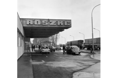 Váróterem, pénzváltó és presszógép is volt az 1973-ban átadott röszkei határátkelő épületében (Fotó: Fortepan/ Bojár Sándor)