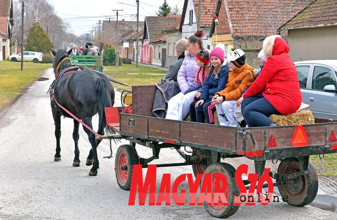 A program egyik állandó része a lovaskocsikázás (Gergely Árpád felvétele)