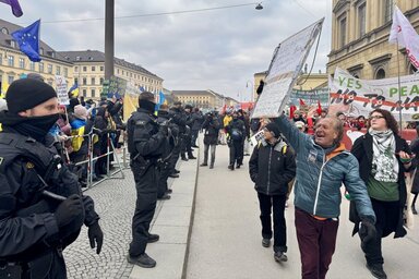 Rendőrsorfal választja el egymástól a müncheni konferencia ellen (a kép jobb oldalán látható) és az Ukrajna mellett tüntetőket (Fotó: taz.de)