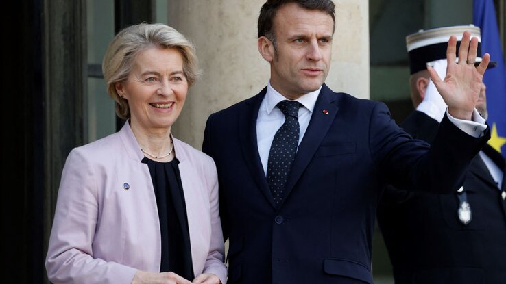 Ursula von der Leyen EB-elnök és Emmanuel Macron francia államfő a konferencia helyszínén (Fotó: dcnewsnow.com)