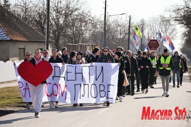 A menetelő tömeg (Fotó: Molnár Edvárd)