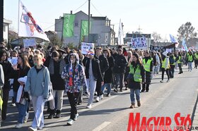 Tiltakozás a Futaki Mezőgazdasági Iskola és Diákotthon épülete előtt