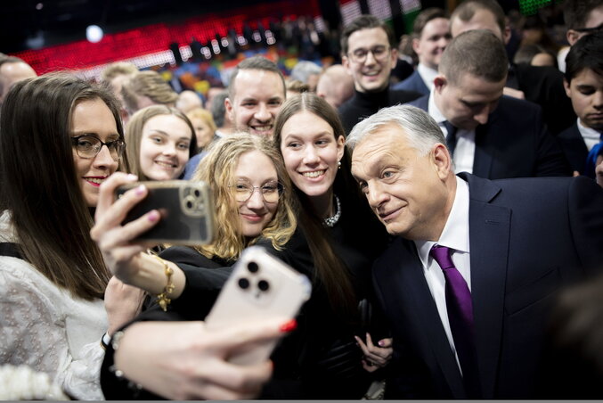 Orbán Viktor az évértékelő után, fiatalokkal (Fotó: MTI/Miniszterelnöki Sajtóiroda)