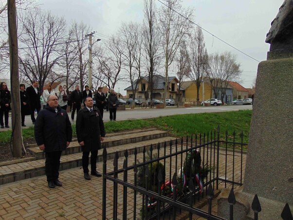 A Magyar Nemzeti Tanács nevében Fremond Árpád, az MNT elnöke és Hugyik Richárd, a MNT Végrehajtó Bizottságának elnöke koszorúzott (Vidács Hajnalka felvétele)