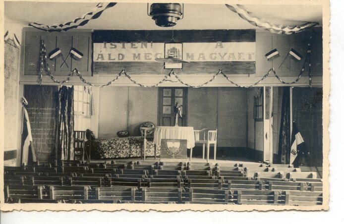 Az Almási-termet az 1940-es évek elején színházteremmé alakították át (Berec József tulajdona) Az Almási-termet az 1940-es évek elején színházteremmé alakították át (Berec József tulajdona)