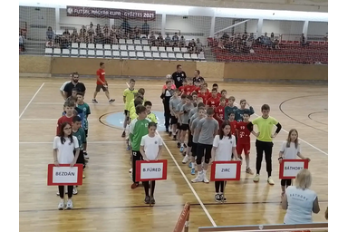 A bezdáni csapat felsorakozva, tavaly nyáron Veszprémben (Fotó: Testvériség–egység Általános Iskola) A bezdáni csapat felsorakozva, tavaly nyáron Veszprémben (Fotó: Testvériség–egység Általános Iskola)