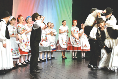 Az Ispiláng néptánccsoport Szikra csoportja kalocsai táncokat mutatott be (Gergely József felvétele)