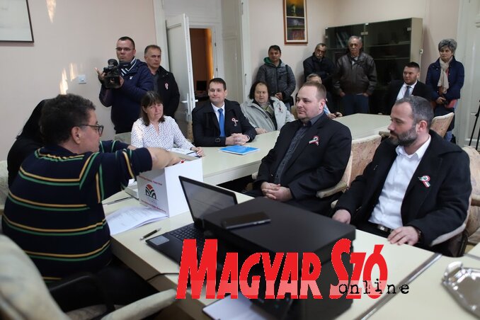 A VMSZ listavezetői átadják a támogatói aláírásokat (Lakatos János felvétele)