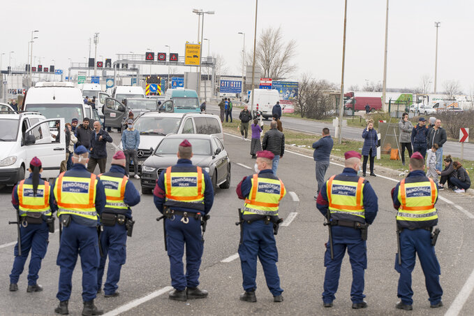 Rendőrök állják el az utat a hegyeshalmi határátkelő magyar oldalán (Fotó: MTI)