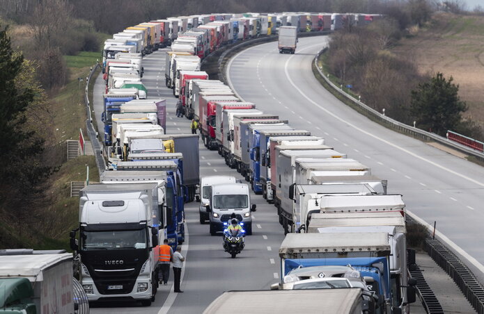 A német A4-es autópályán mintegy 40 kilométeres kamionsor alakult ki a Lengyelország felé vezető sávon. A felvétel tegnap Görlitz közelében készült (Fotó: dpa via AP/Beta)